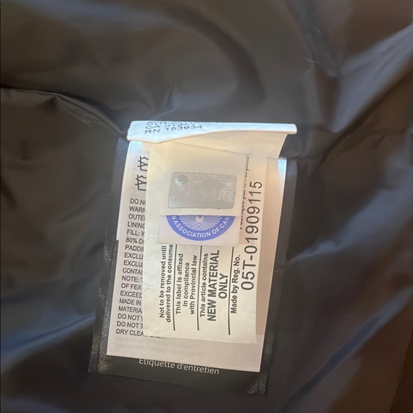 Canada Goose Black Puffer Jacket with Quilted Design - Picture 7 of 7